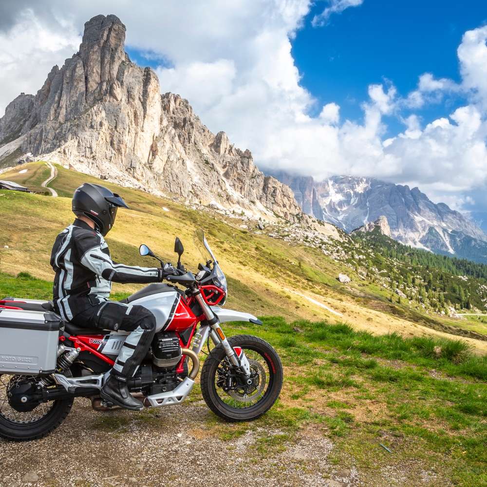 Moto Guzzi V85 TT Speciale seitlich mit Koffern auf dem Passo di Giau