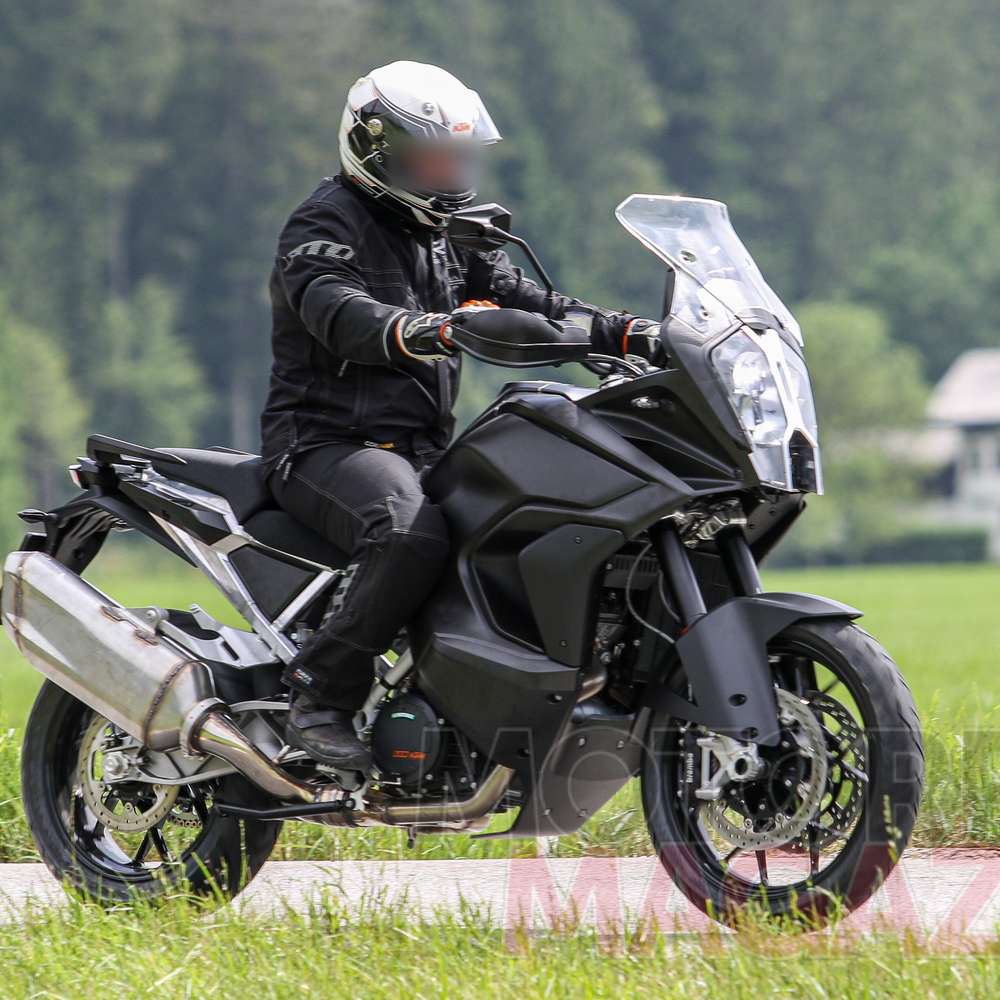 KTM 1290 Super Adventure des Modelljahrs 2020 als Prototyp von links nach rechts fahrend