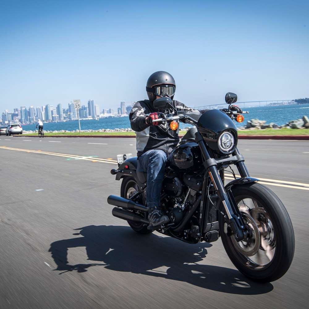 schwarze Harley-Davidson Low Rider S fährt in San Diego von links nach rechts