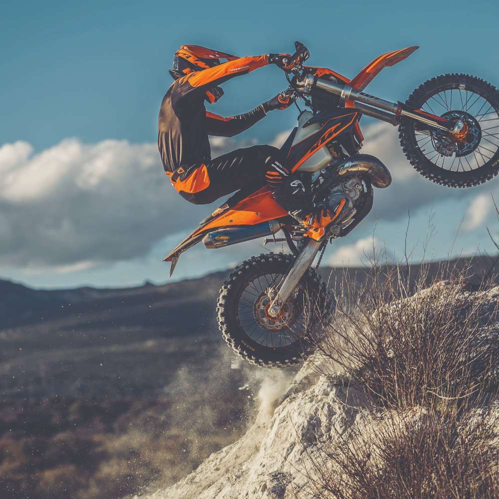 Eine Zweitakt-EXC von KTM erklimmt einen Felsen.