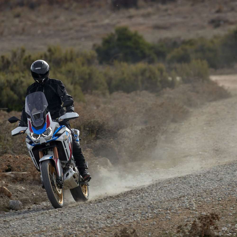 Honda Africa Twin Adventure Sports 2020 im Test auf Schotter, fotografiert schräg von vorne