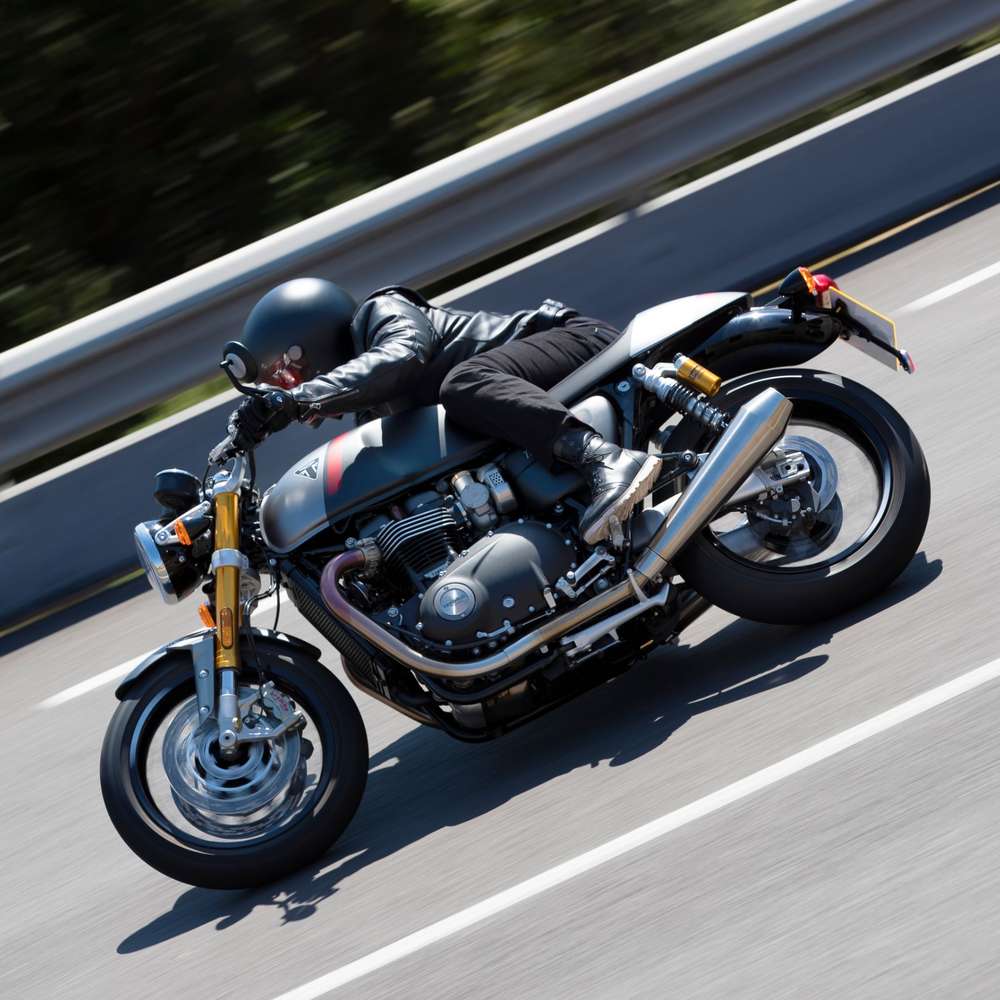 Die neue Triumph Thruxton RS in Action.