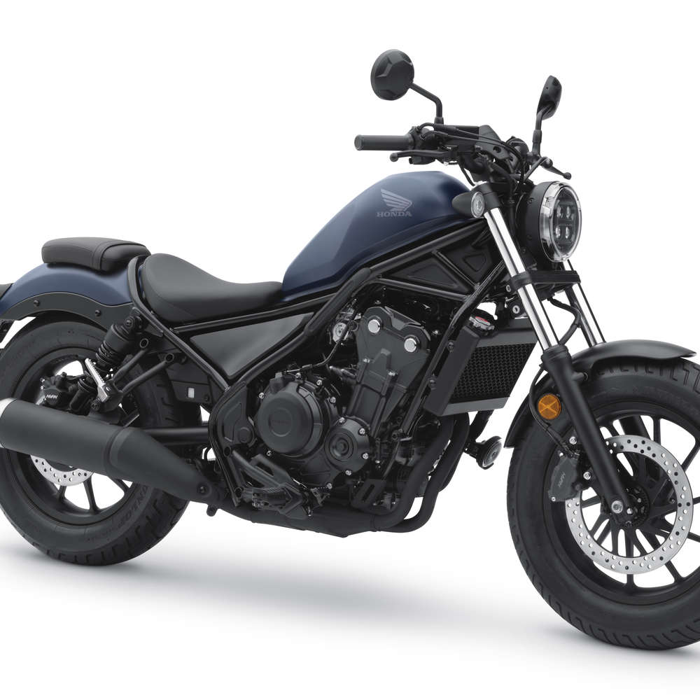 Honda Rebel Modelljahr 2020 in Blau schräg von vorne