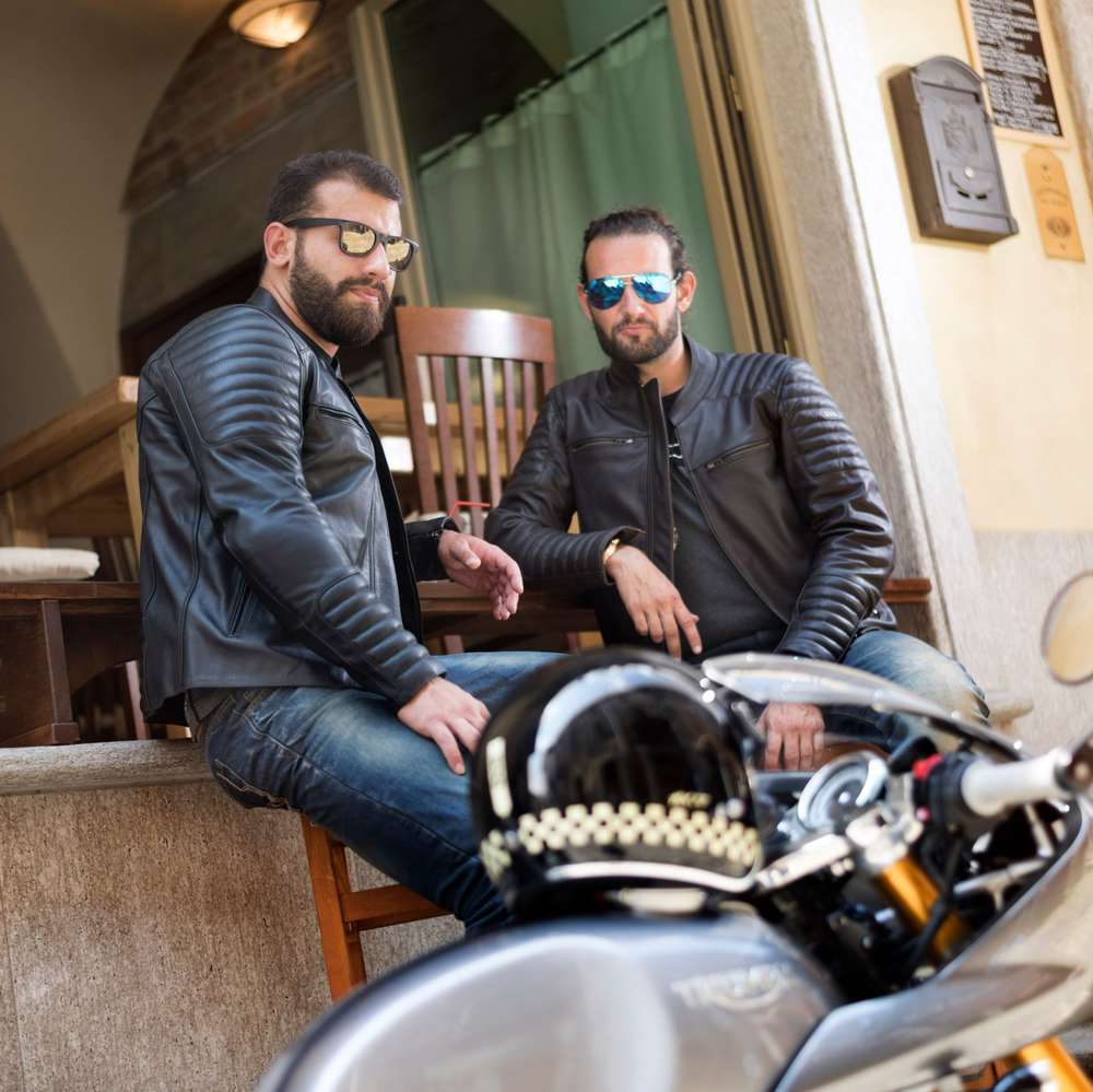 Zwei Biker mit dem LD Classic Dark Jacke von iXS