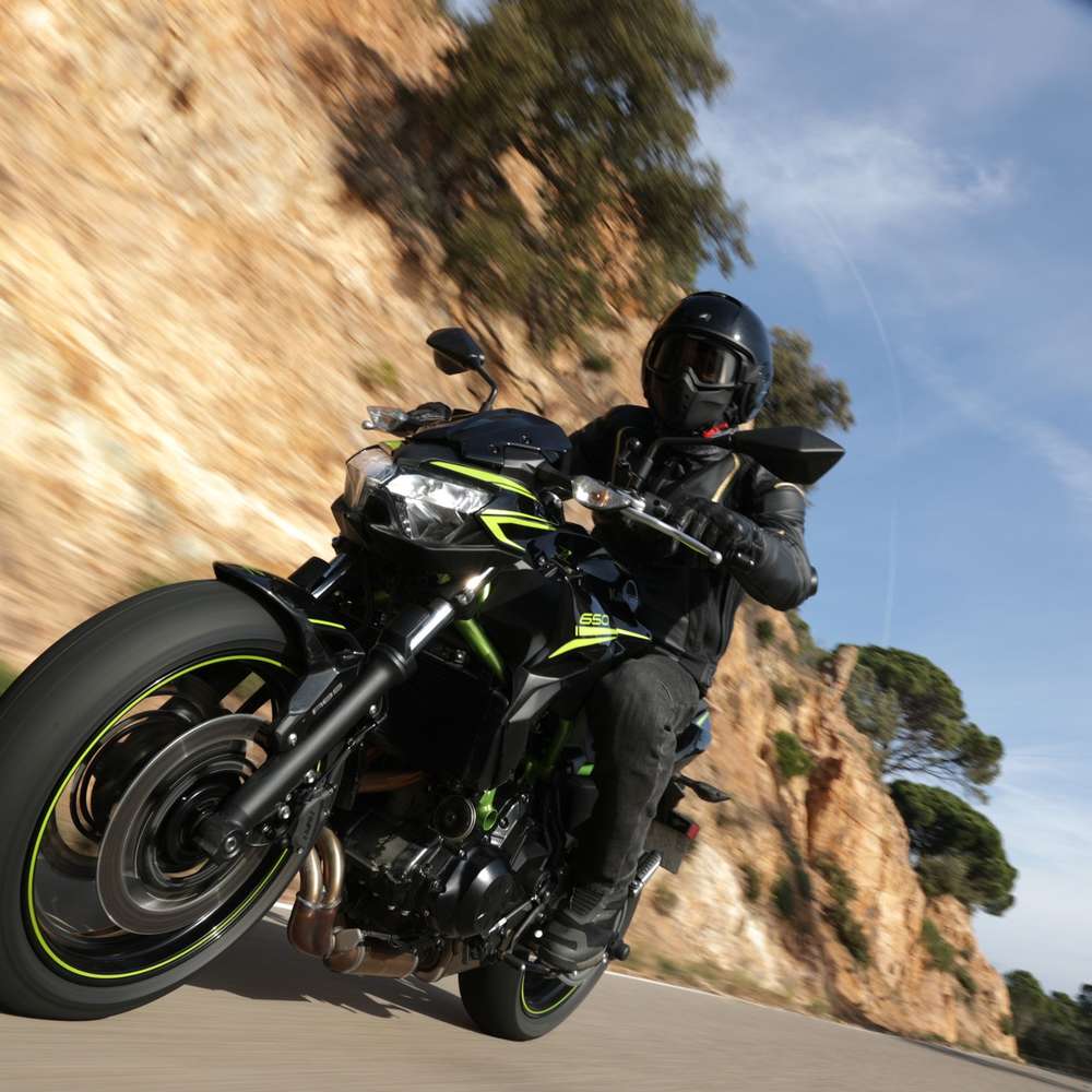 Die neue Kawasaki Z650 auf der Landstraße bei Barcelona.