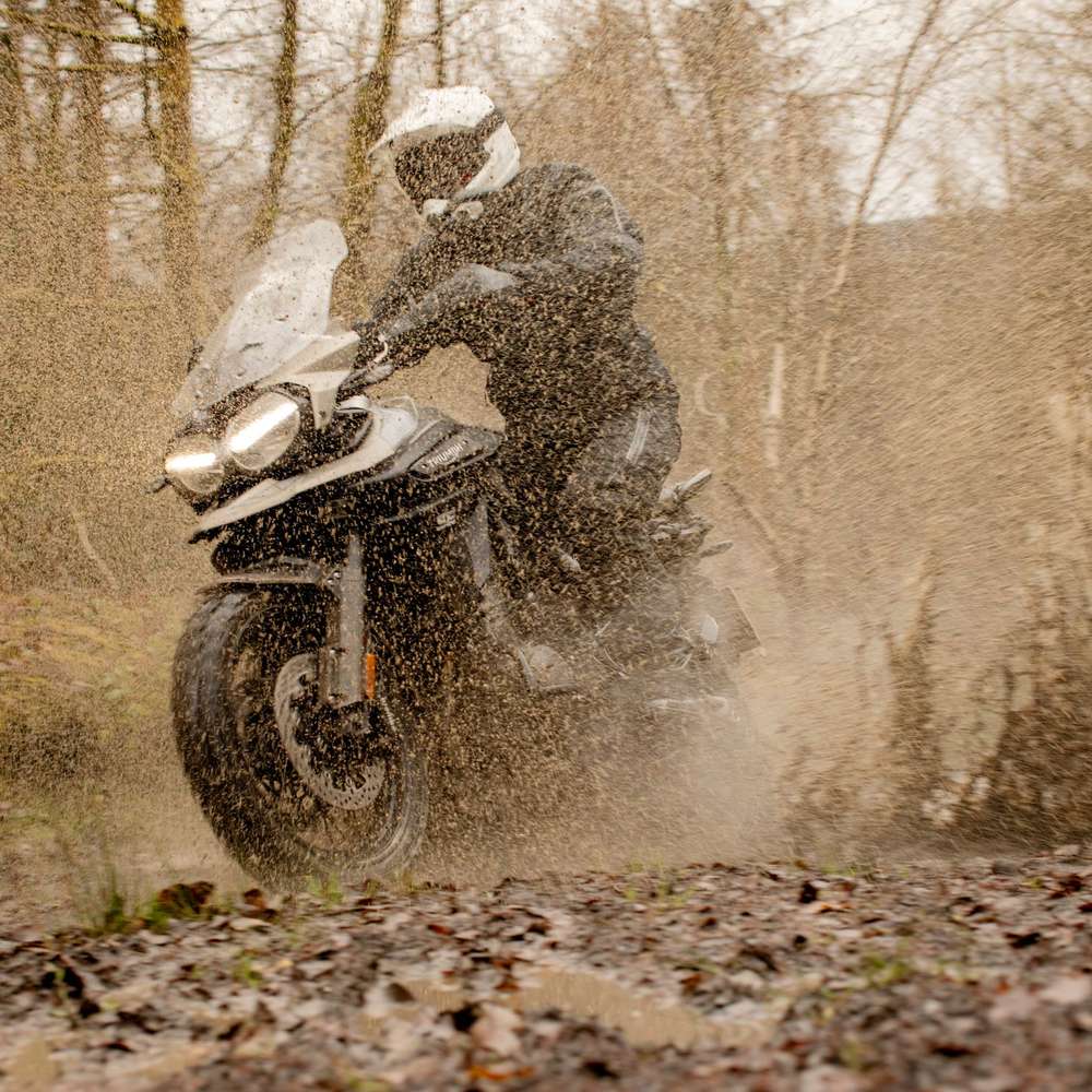 Triumph Tiger 1200 Desert Edition im Schlamm