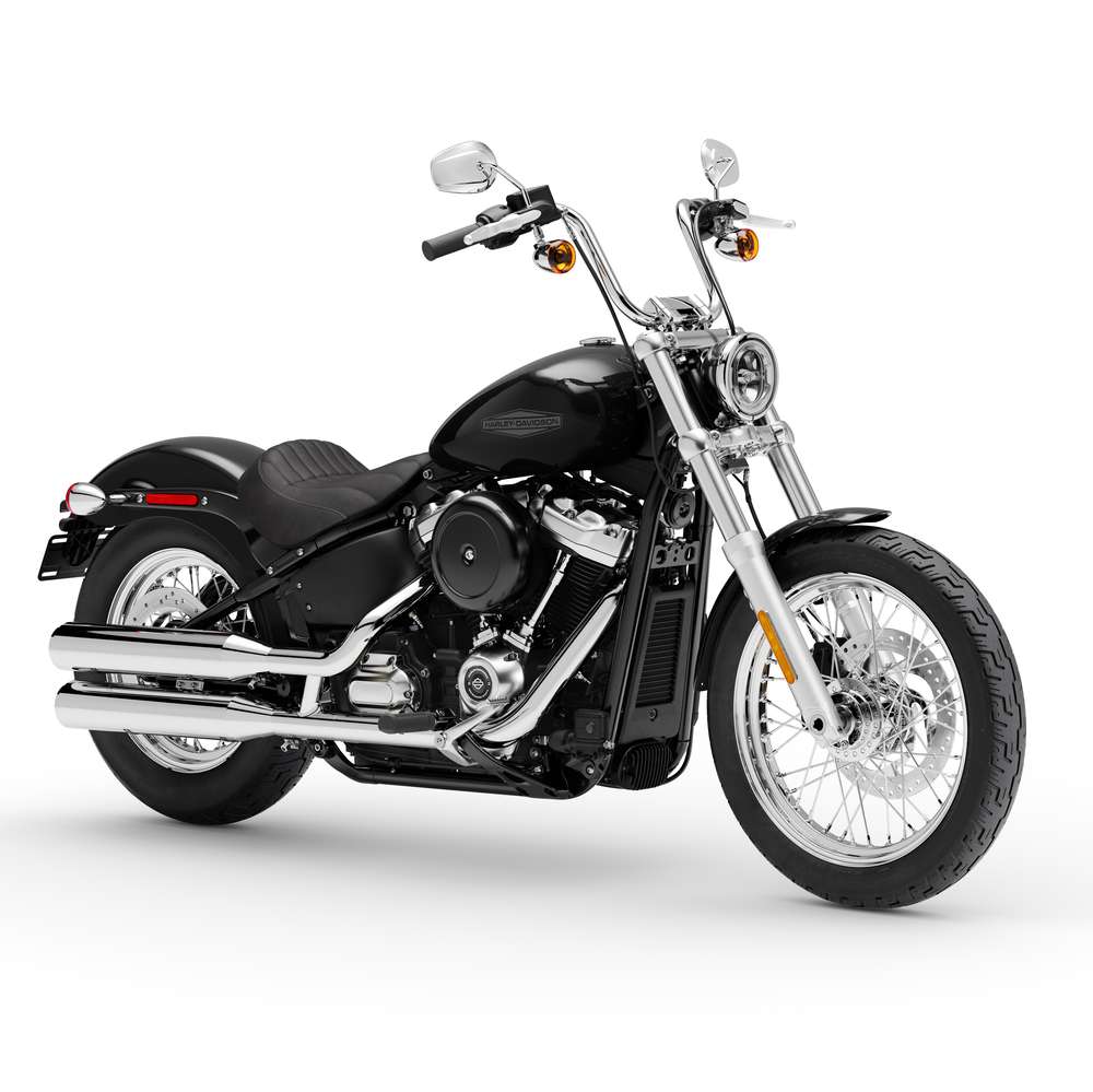 Die neue Harley-Davidson Softail Standard in Schwarz glänzend stehend schräg von vorne
