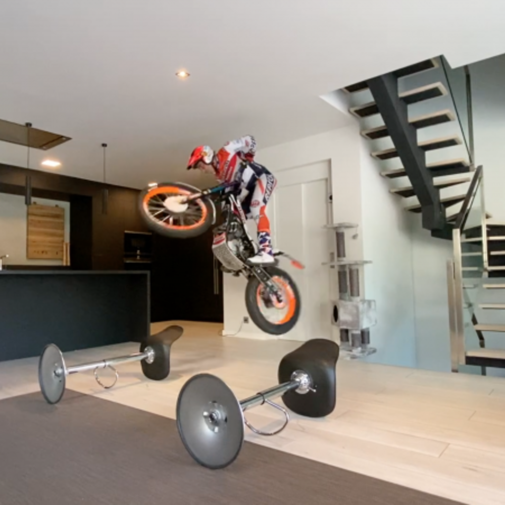 Toni Bou trainiert mit seiner Trial im Wohnzimmer