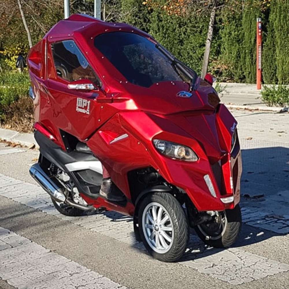 DragonTT MP1 in Rot stehend schräg von vorne