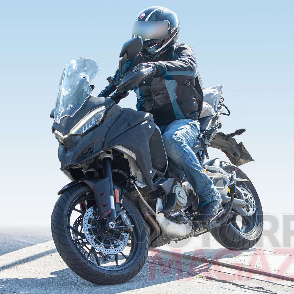 Ducati Multistrada V4 in Schwarz schräg von vorne