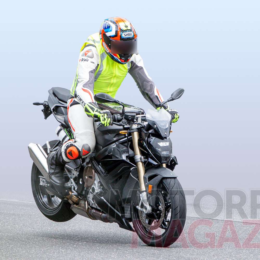 Prototyp der neuen BMW S 1000 R in Schwarz schräg von vorne mit Brems-Stoppie.