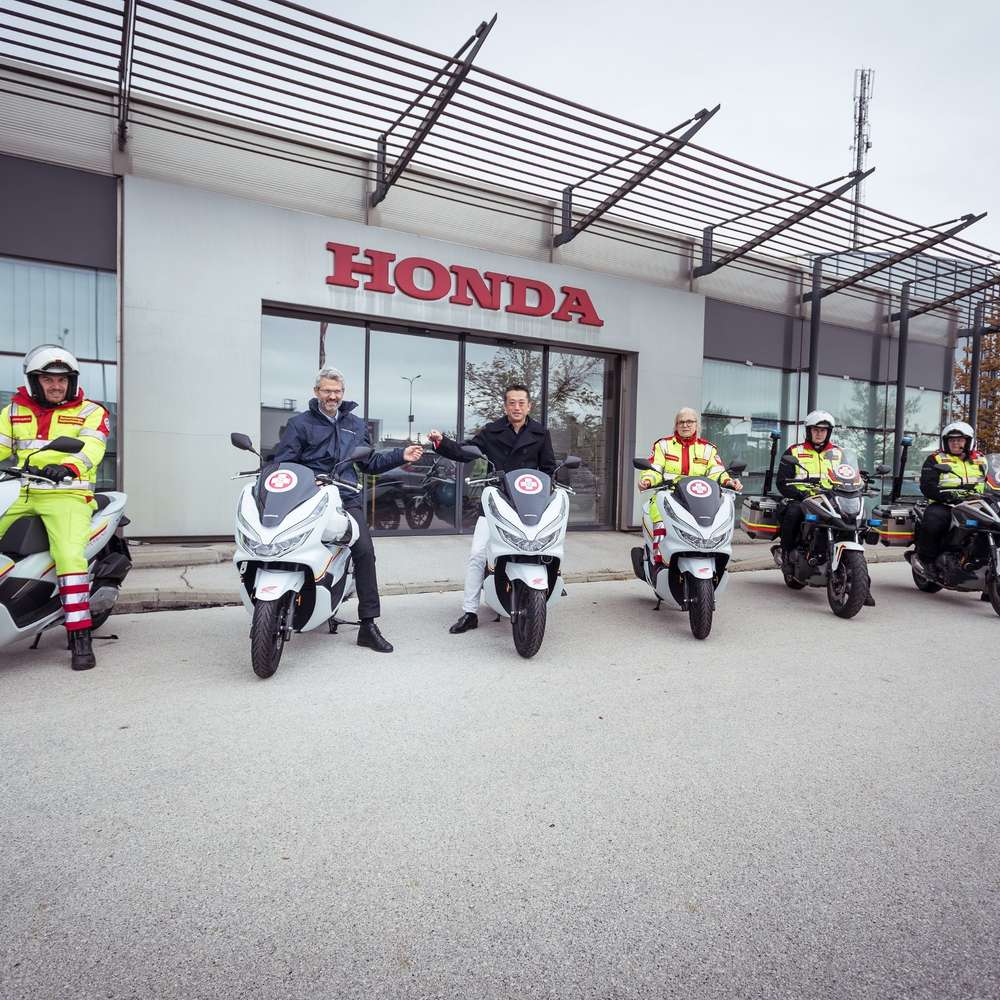 Vier Honda PCX125 Scooter vor dem Honda Austria Hauptgebäude