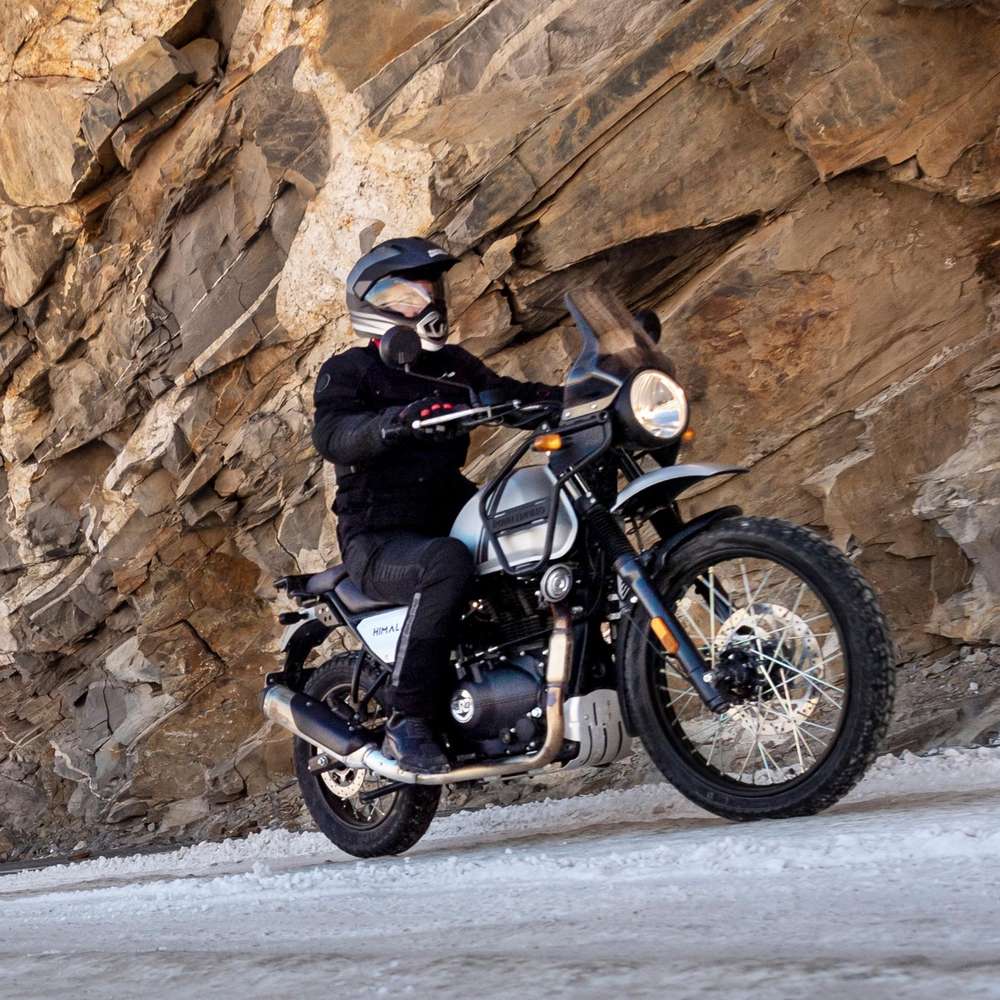 Royal Enfield Himalayan 2021 in Schwarz fahrend von rechts nach links
