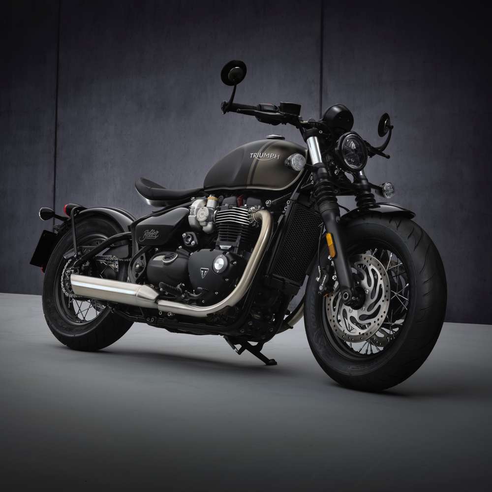 Triumph Bonneville Bobber 2021 in Grau/Schwarz stehend schräg von vorne
