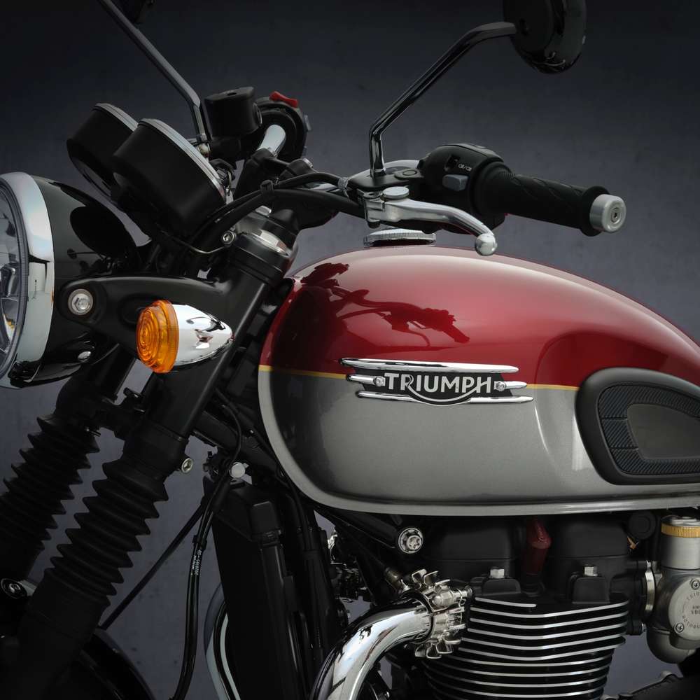 Triumph Bonneville T120 Modelljahr 2021 in Rot/Silber Detail vom Tank mit Scheinwerfer