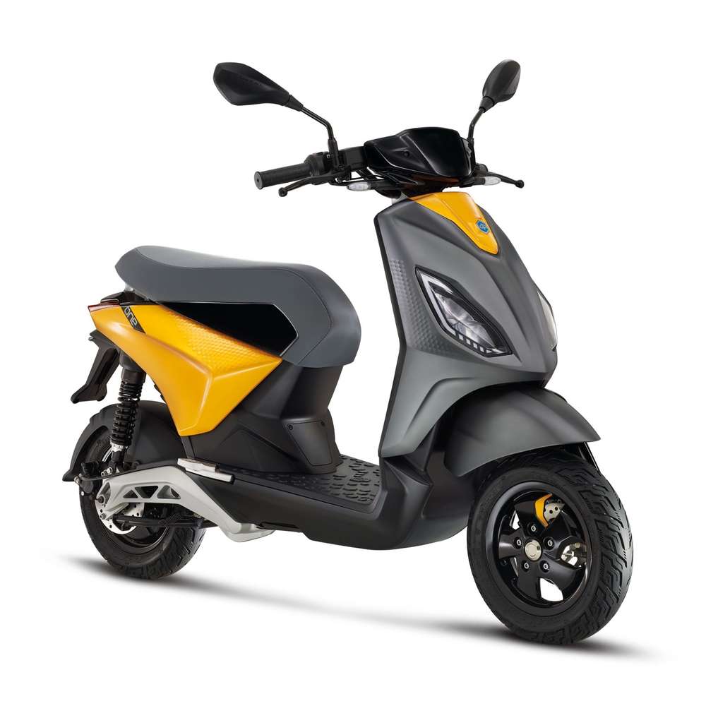 Piaggio One – der neue Elektroroller von links nach rechts ins Orange und Schwarz