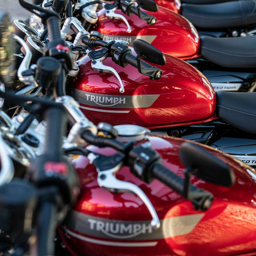Triumph Speed Twin Modelljahr 2021 in Rot Tank stehend