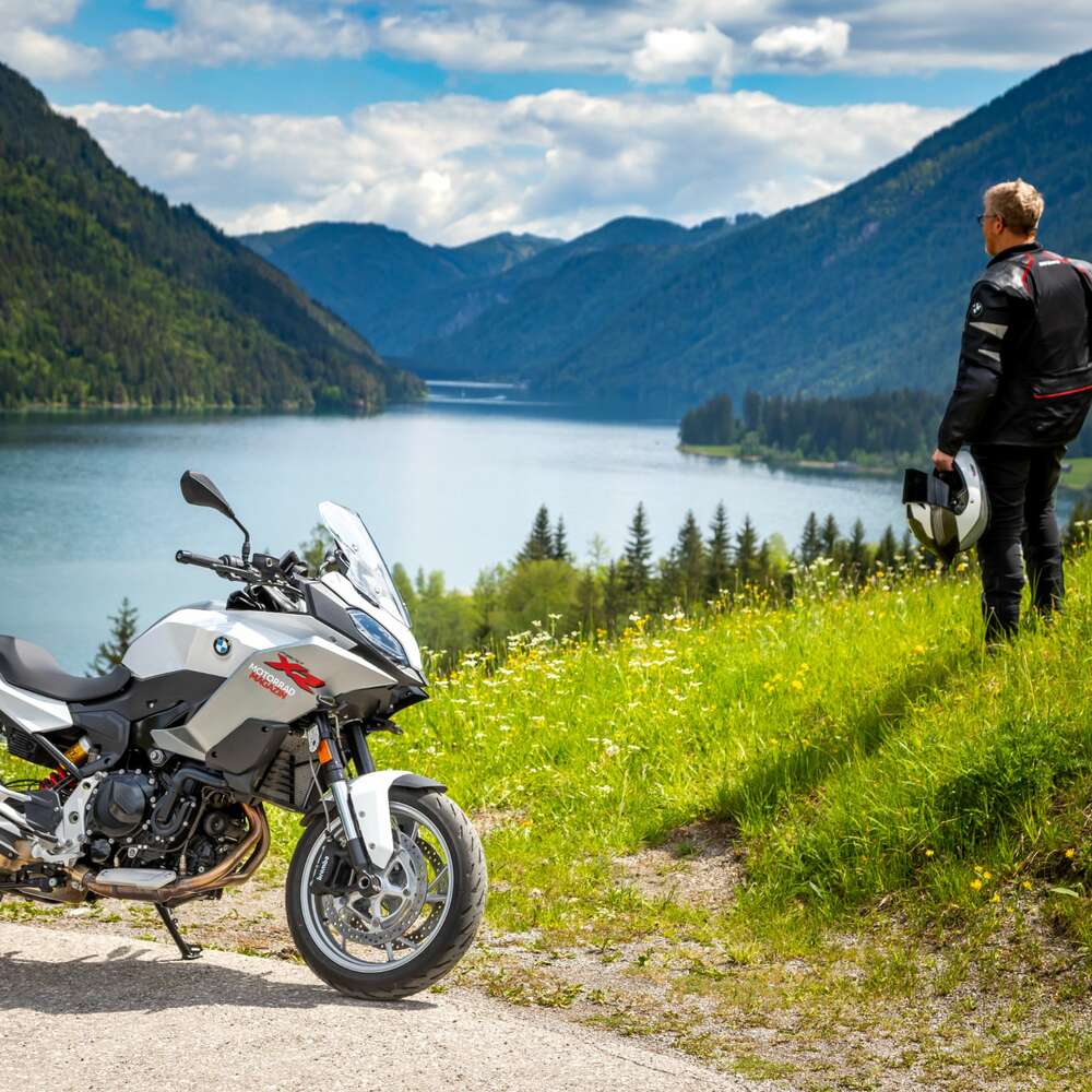 BMW F 900 XR in Weiß stehend vor dem Weißensee in Kärnten