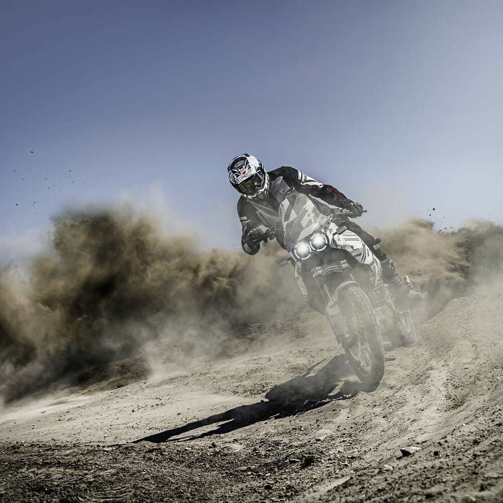 Ducati DesertX 2022 in der Wüste quer fahrend von links nach rechts