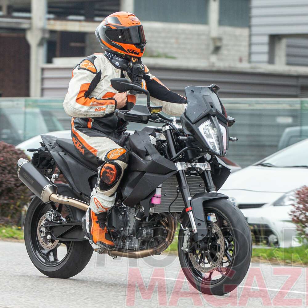 Prototyp der neuen KTM 890 SMC Modelljahr 2022 in schwarz fahrend von links nach rechts