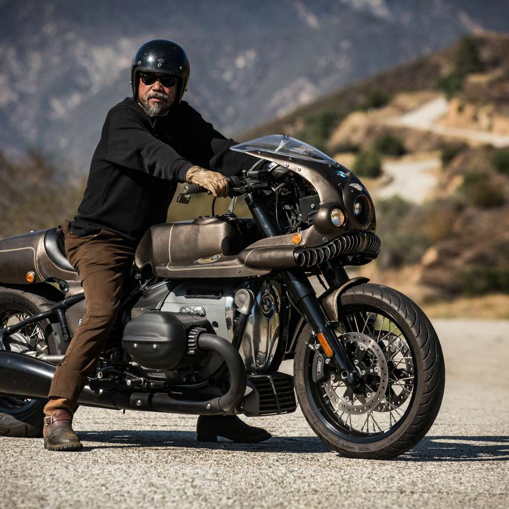 Shinya Kimura sitzend auf der BMW R 18 The Wal Custombike