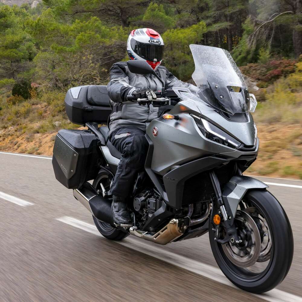 Honda NT1100 in Grau fahrend von links nach rechts