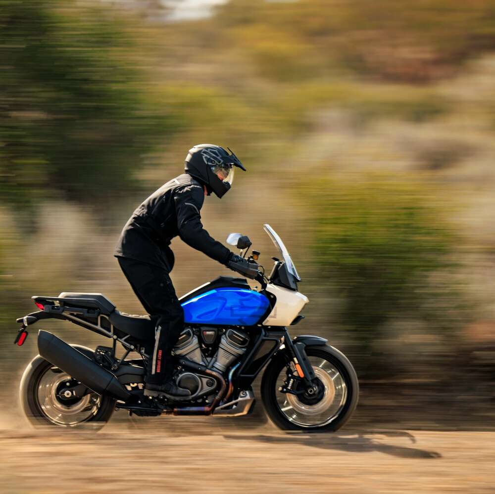 Harley-Davidson Pan America Special 2022 in Blau-Weiß von links nach rechts fahrend
