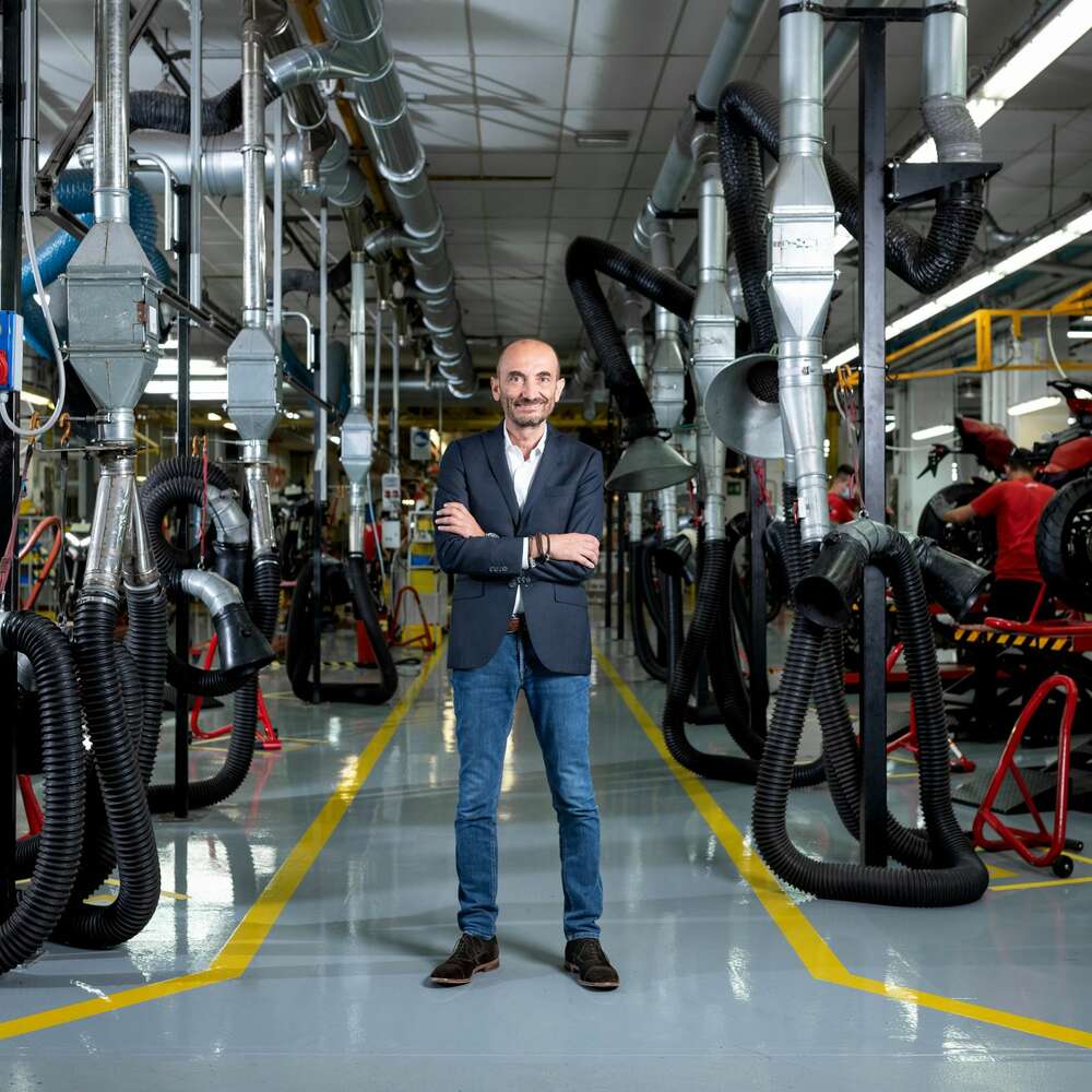 Claudio Domenicali, CEO von Ducati, stehend in den Produktionshallen