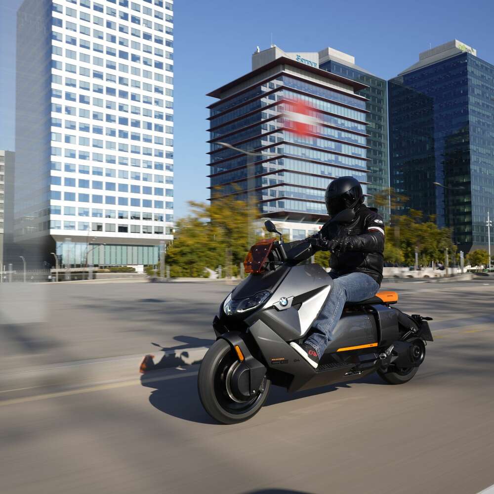 BMW CE 04 in Graumetallic fahrend von rechts nach links