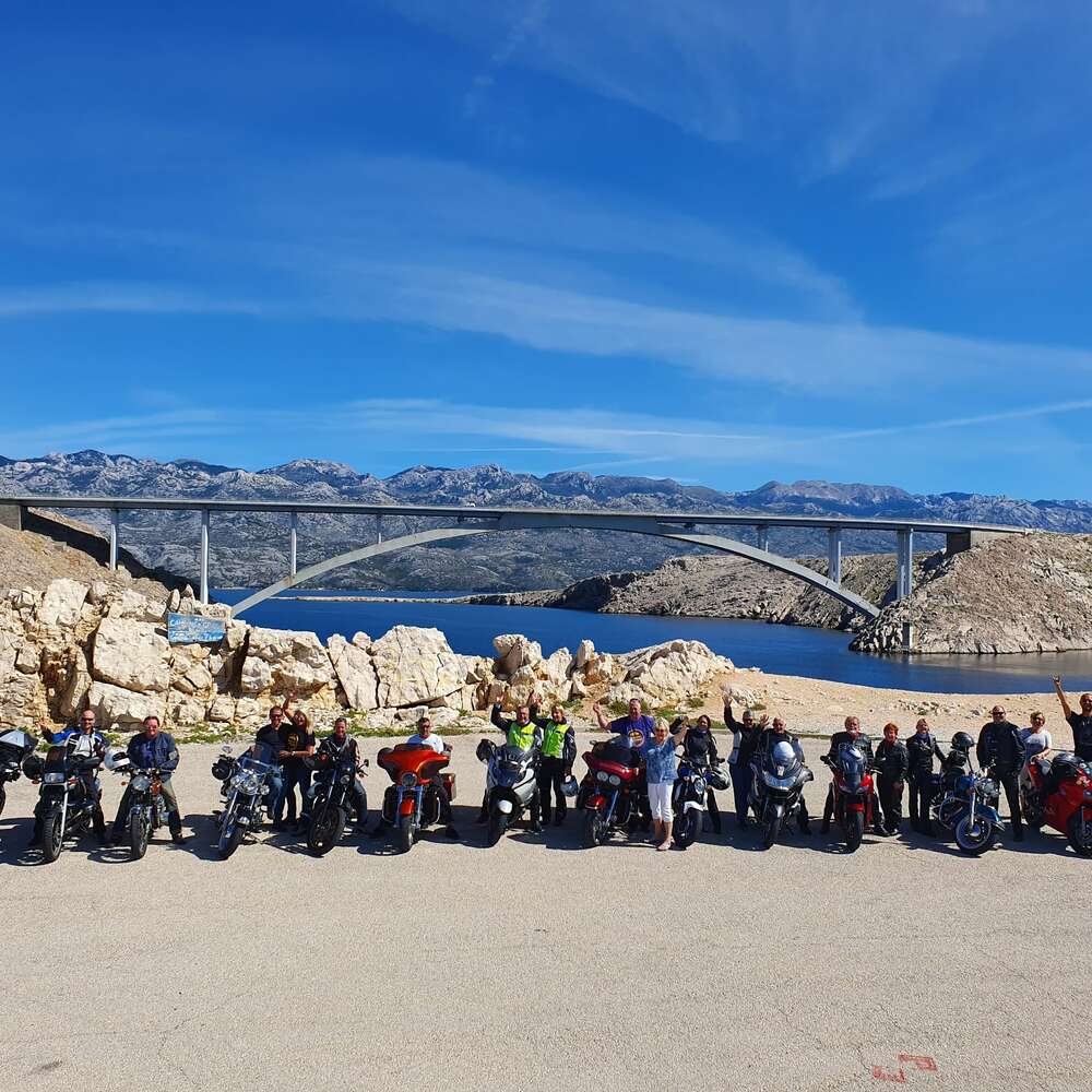 Motorradgruppe vor der Brücke nach Krk