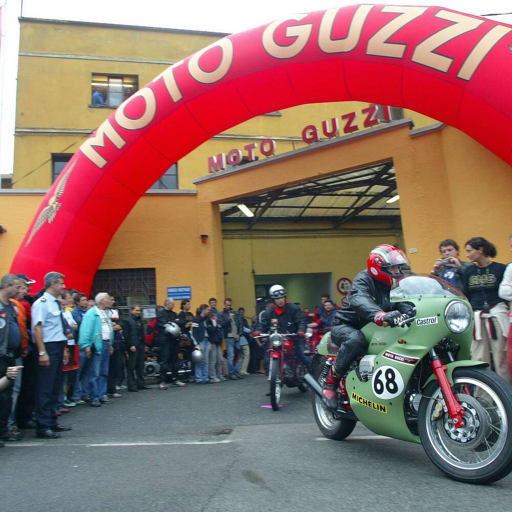 Moto Guzzi vor dem Werkstor in der Via Parodi, Mandello del Lario