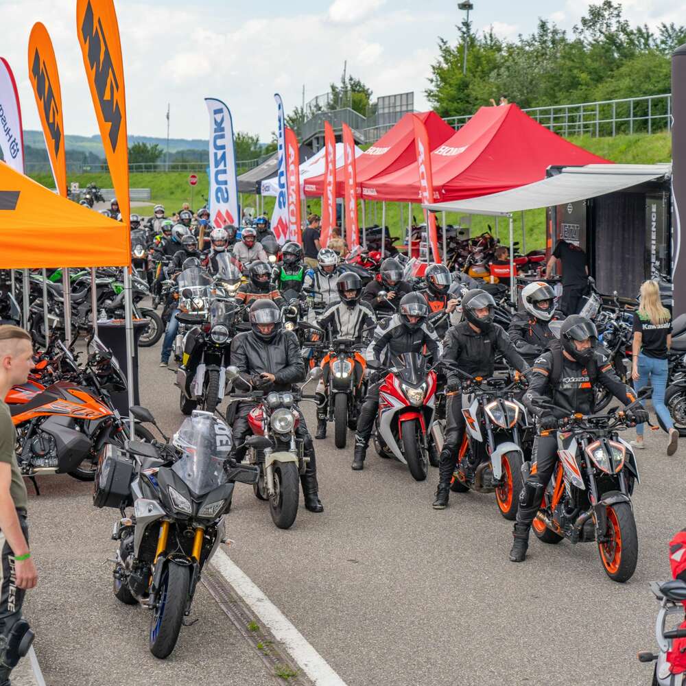 Teilnehmer am Motorradmagazin Actioncamp in der Boxengasse des Wachaurings