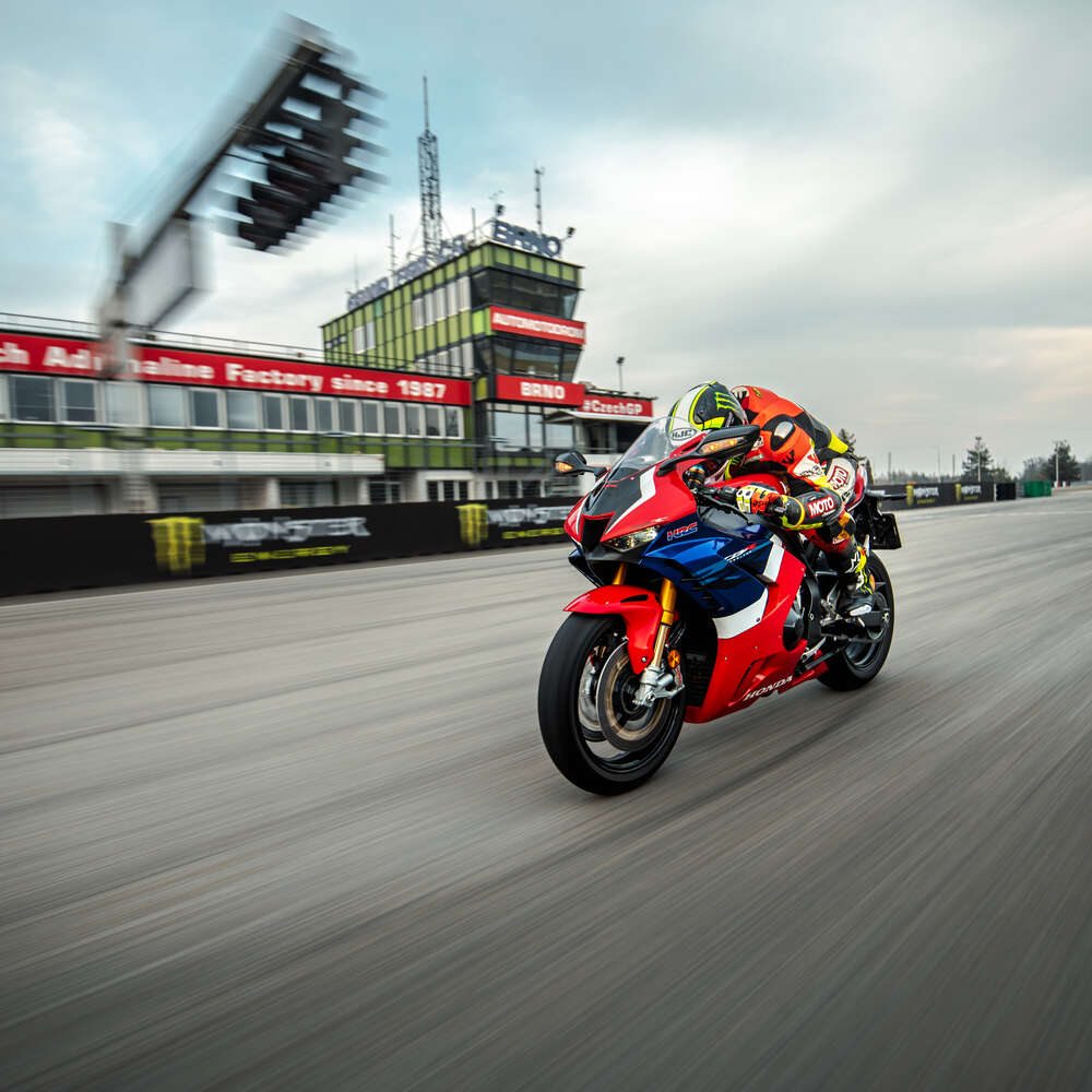 Honda Fireblade unterwegs auf der Start-Ziel-Gerade am Automotodromo Brno