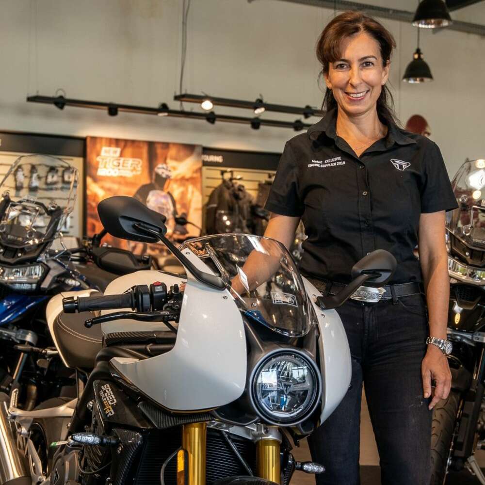 Natalie Kavafyan von Triumph Deutschland vor der Triumph Speed Triple RR