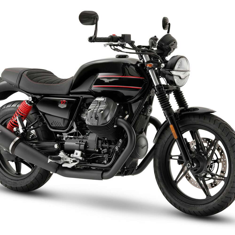 Moto Guzzi V7 Stone Special Edition in Schwarz schräg von vorne