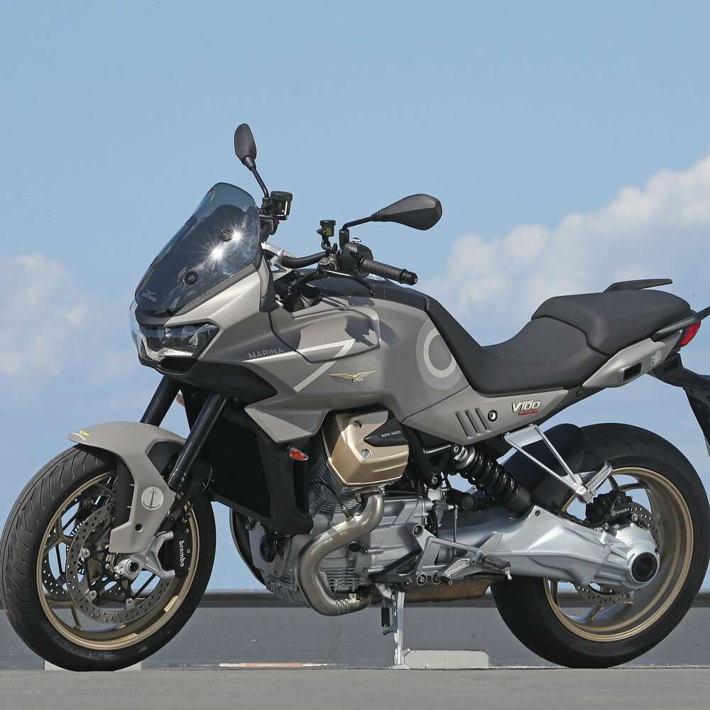 Moto Guzzi V100 Mandello Sondermodell in Grau seitlich stehend