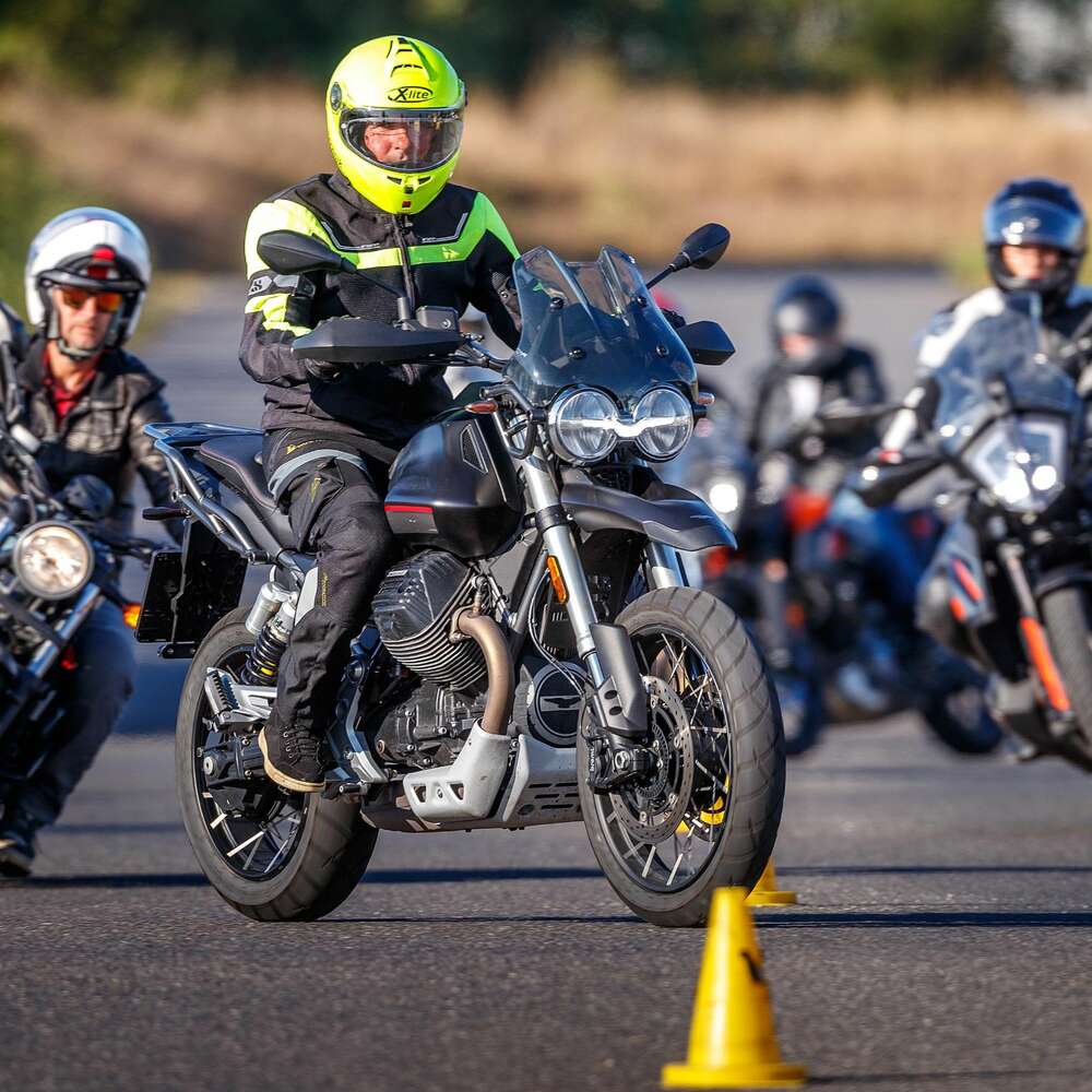 Training bei der ÖAMTC Fahrtechnik mit Moto Guzzi V85 TT im Vordergrund