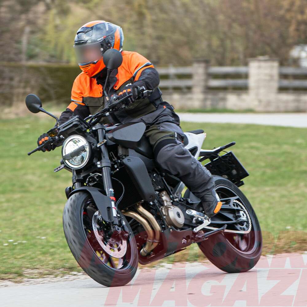 Prototyp der Husqvarna Svartpilen 901 in schwarz fahrend von rechts nach links