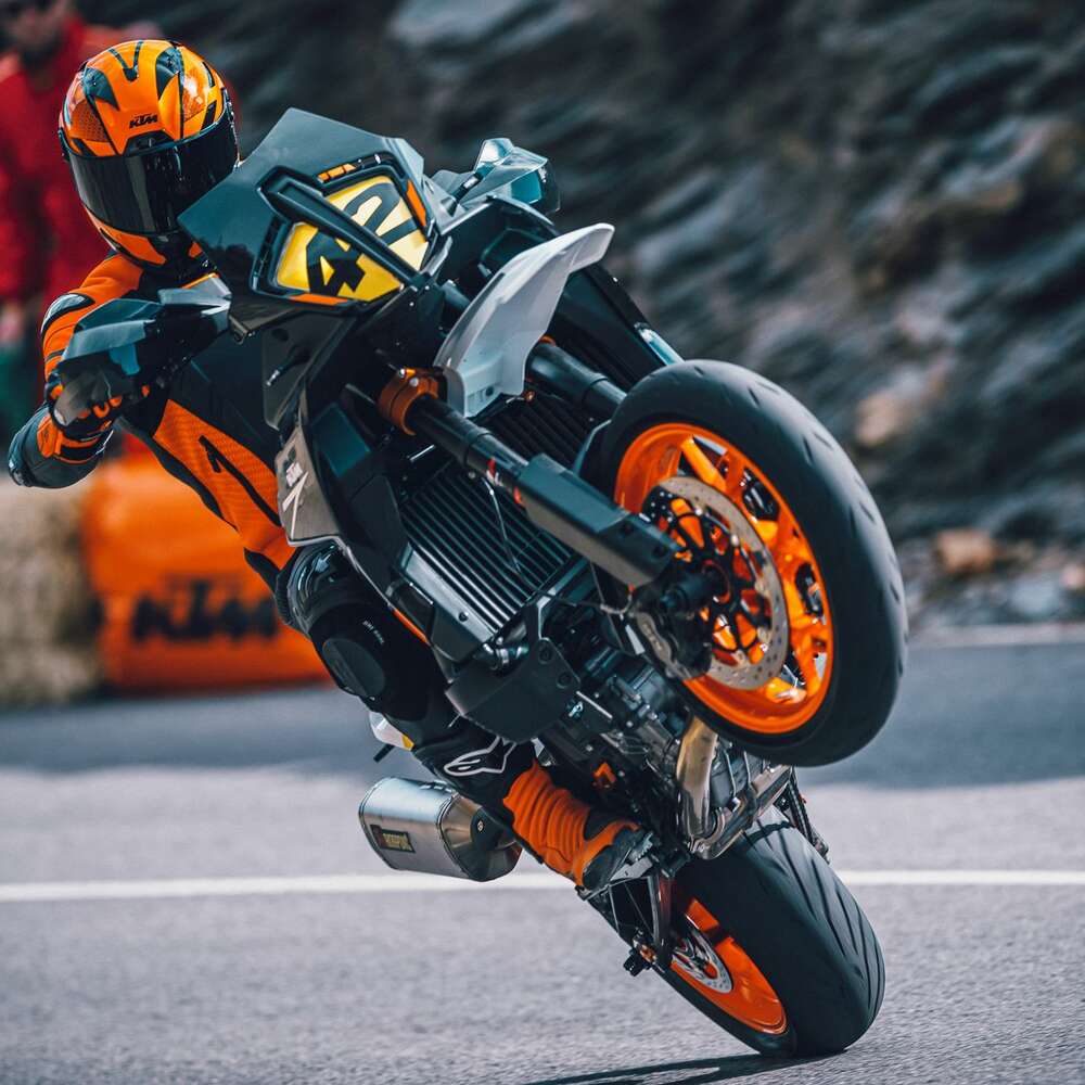 KTM 890 SMT im Drift und Wheelie aus der Kurve
