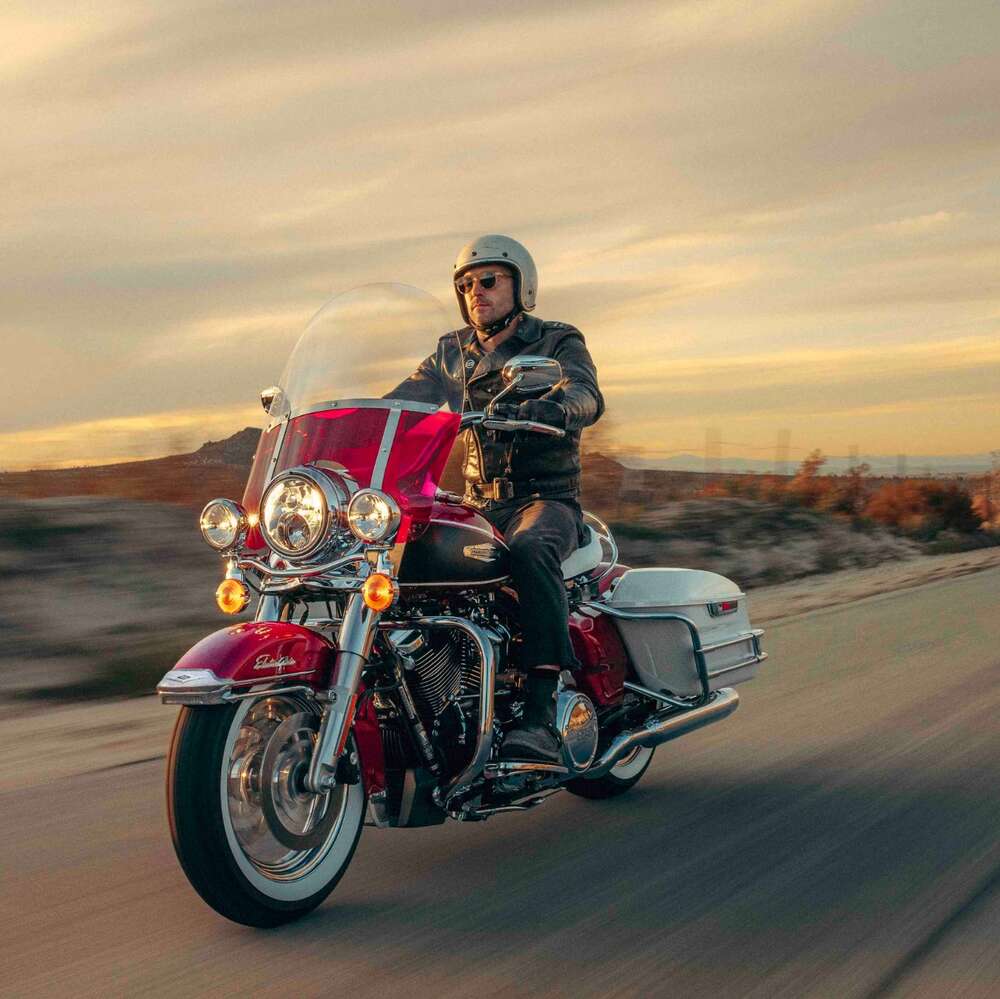 Harley Electra Glide Highway King 2023 in Rot fahrend schräg von vorne