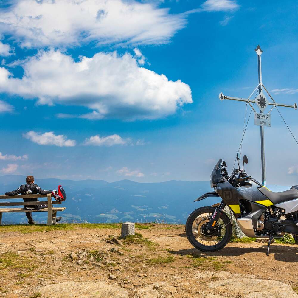 Weekend-Reise mit der Husqvarna Norden 901 in Motorradmagazin 4/23 Foto am Zirbitzkogel