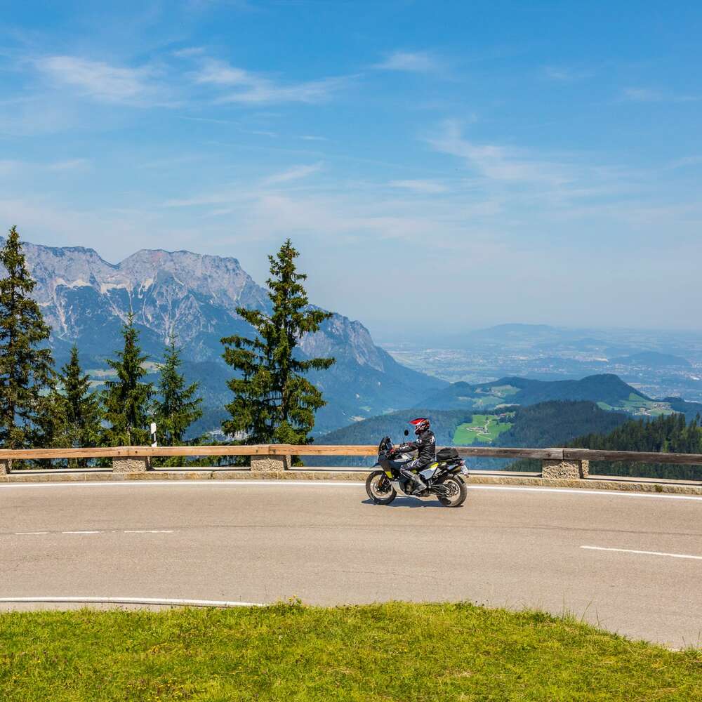 Weekend-Reise mit der Husqvarna Norden 901 in Motorradmagazin 5/23 Foto auf der Rossfeldstraße