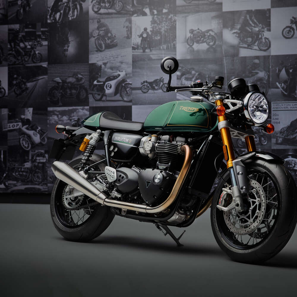 Triumph Thruxton Final Edition in Grün seitlich stehend