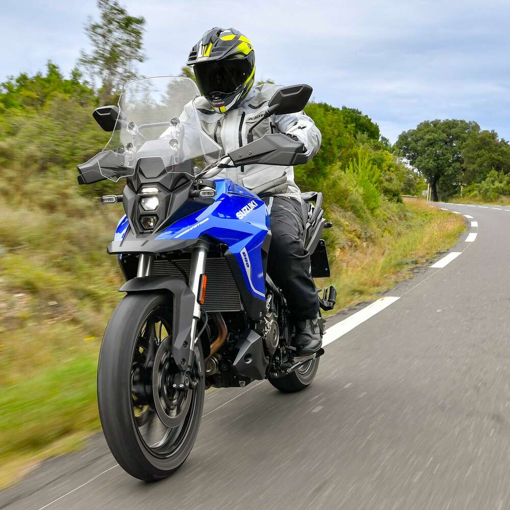 Suzuki V-Strom 800 Modelljahr 2024 in blau fahrend schräg von vorne