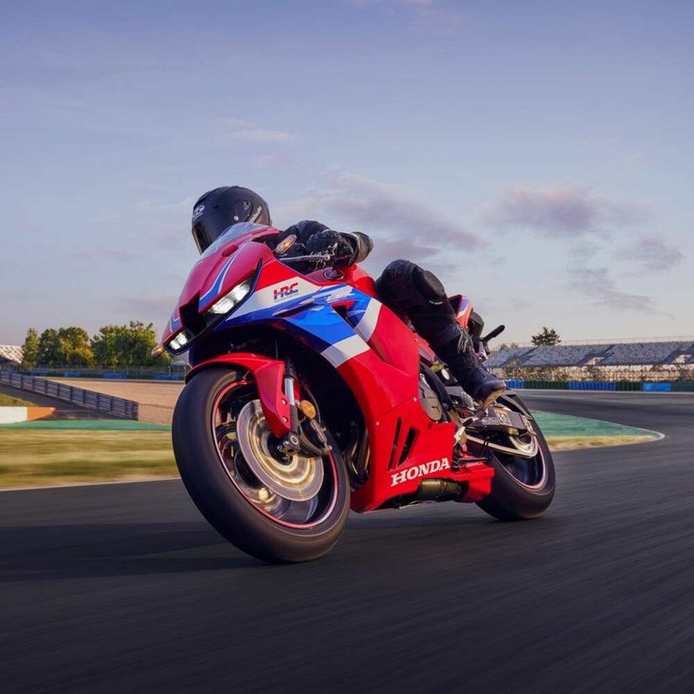 Honda CBR600RR 2024 schräg von vorne