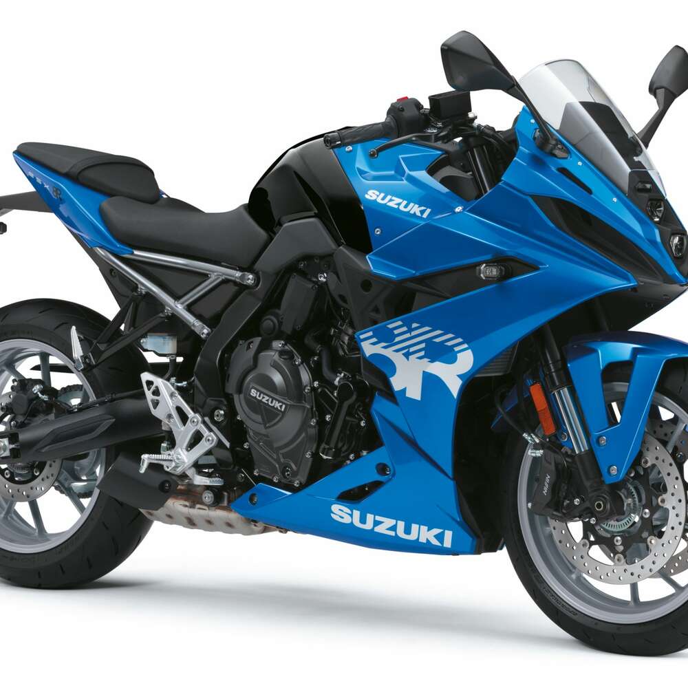 Suzuki GSX-8R in Blau stehend schräg von vorne