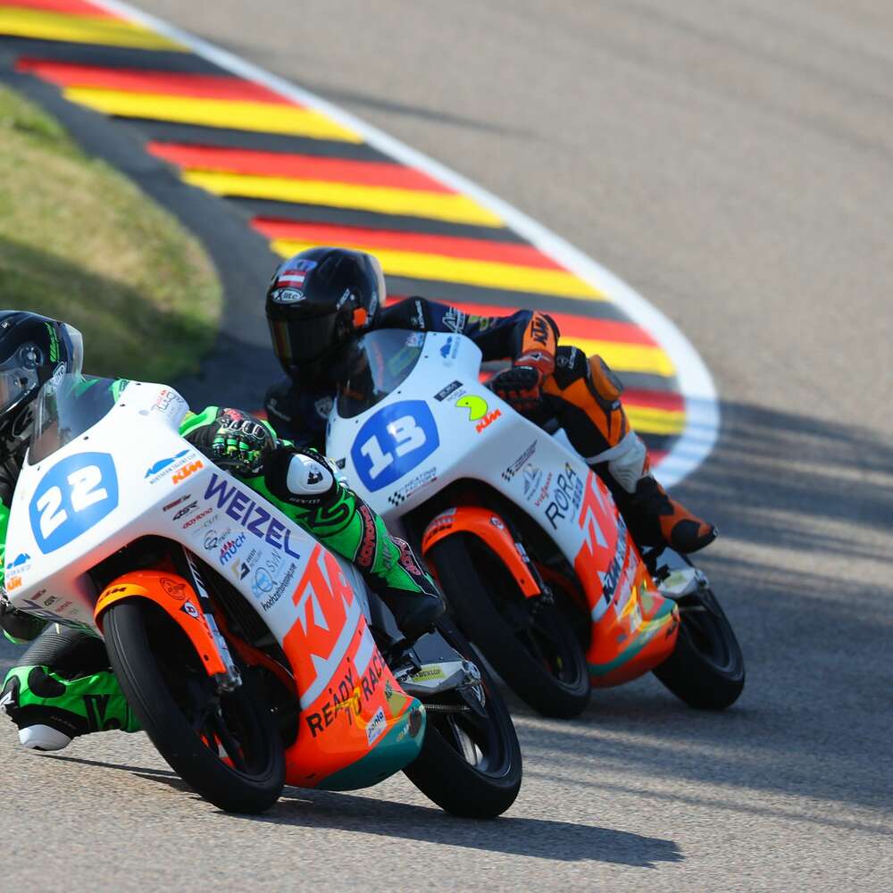 KTM Junior Cup 2024 mit KTM RC4 R fahrend am Ring in Schräglage