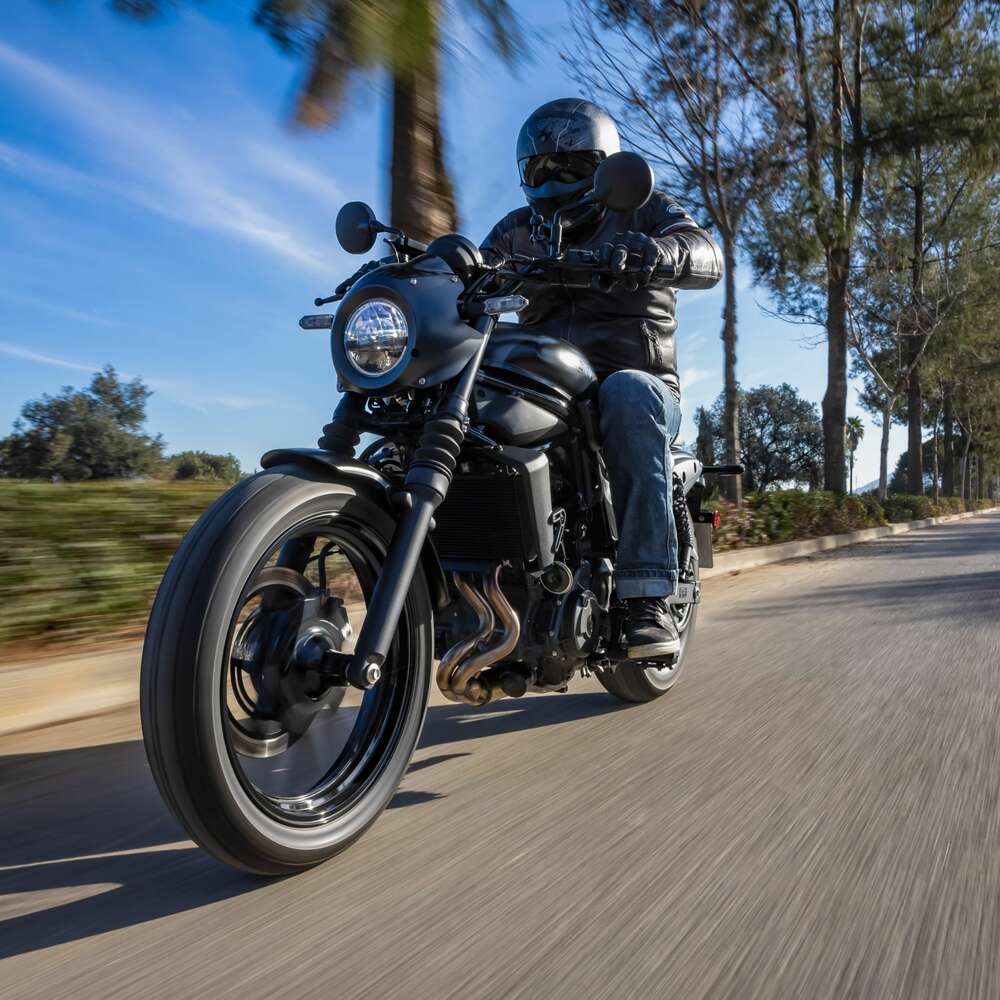 Kawasaki Eliminator 500 in Schwarz fahrend von vorne