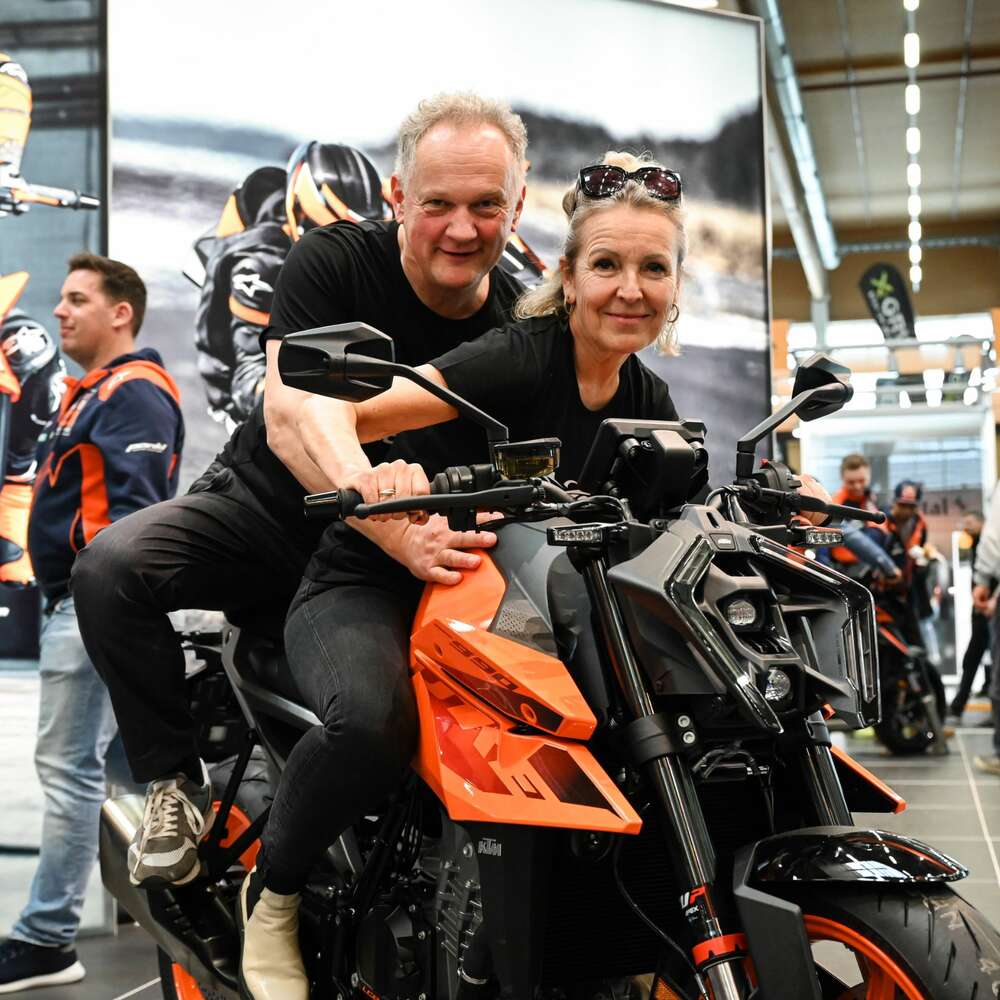 Messedirektor Robert Schneider und Karin Munk von der arge2rad auf einer KTM