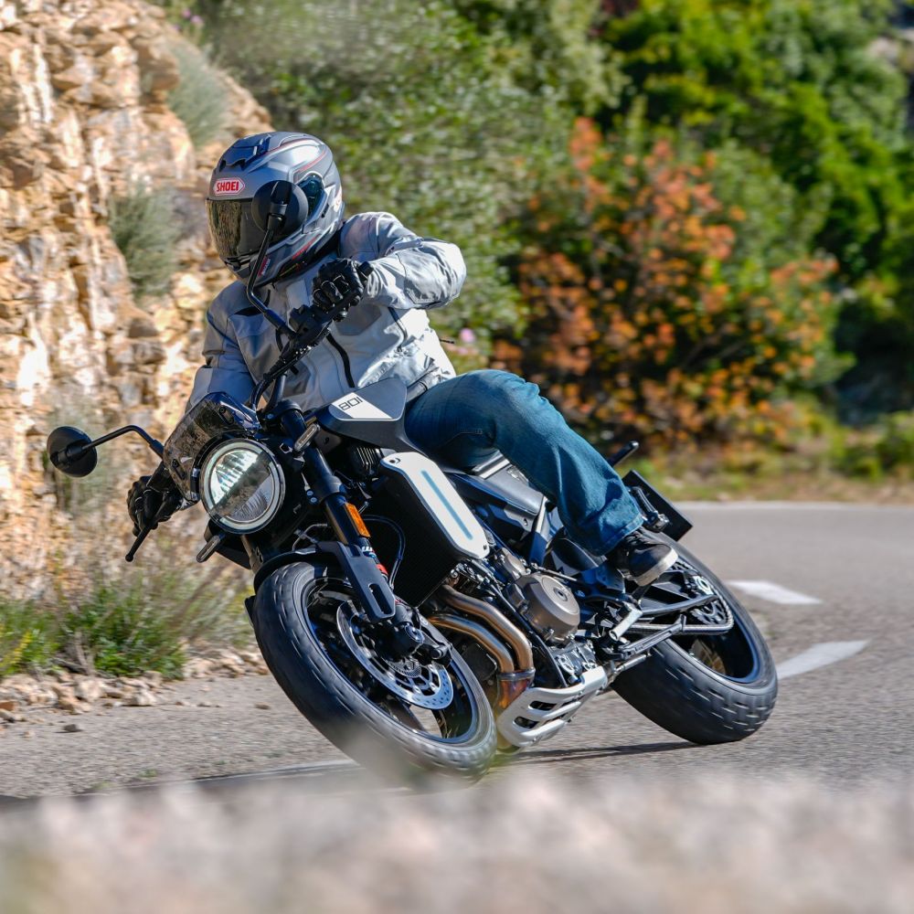 Husqvarna Svartpilen 801 2024 fahrend in Schräglage von rechts nach links